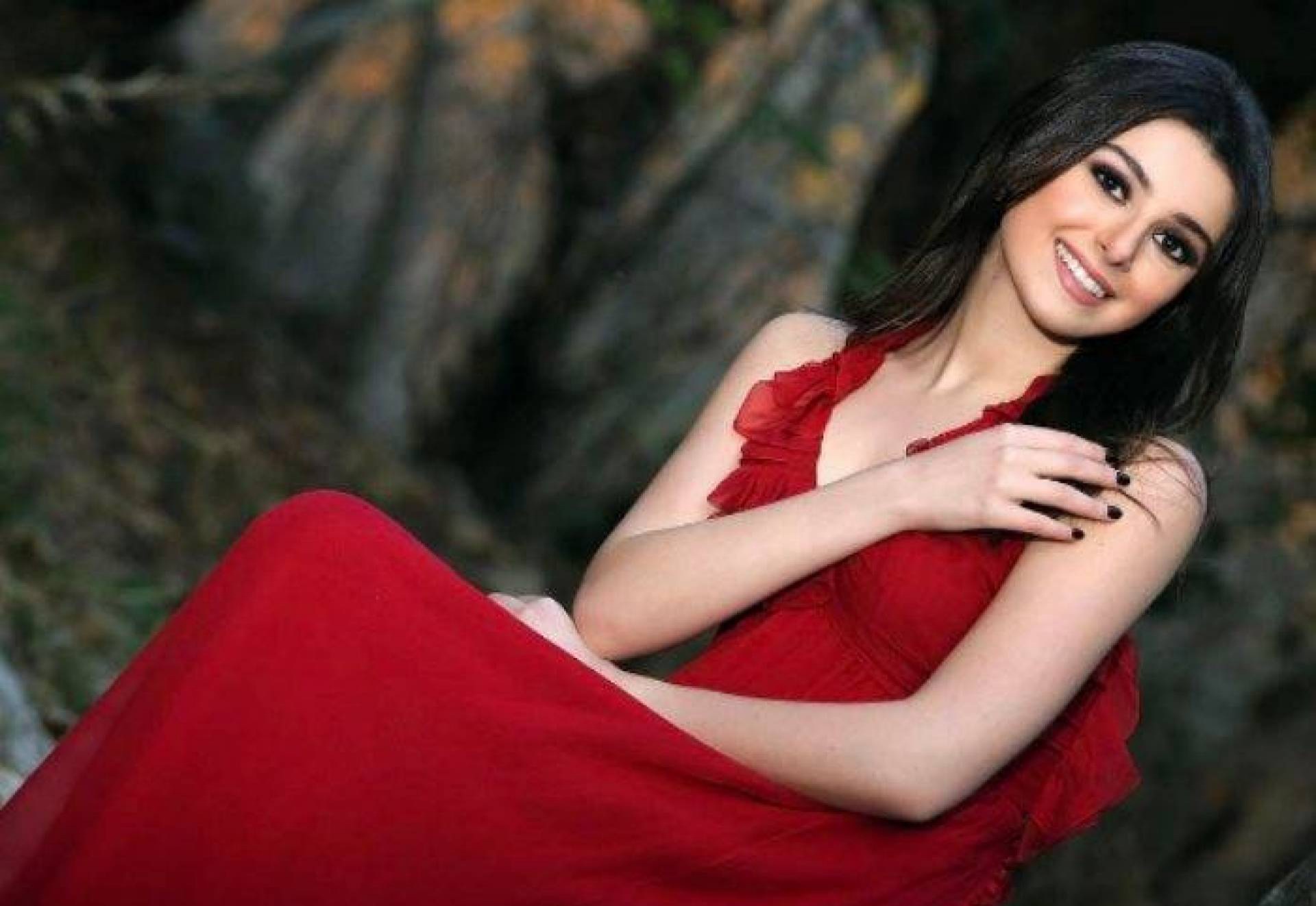 ماريتا الحلاني تلبس فستان أحمر