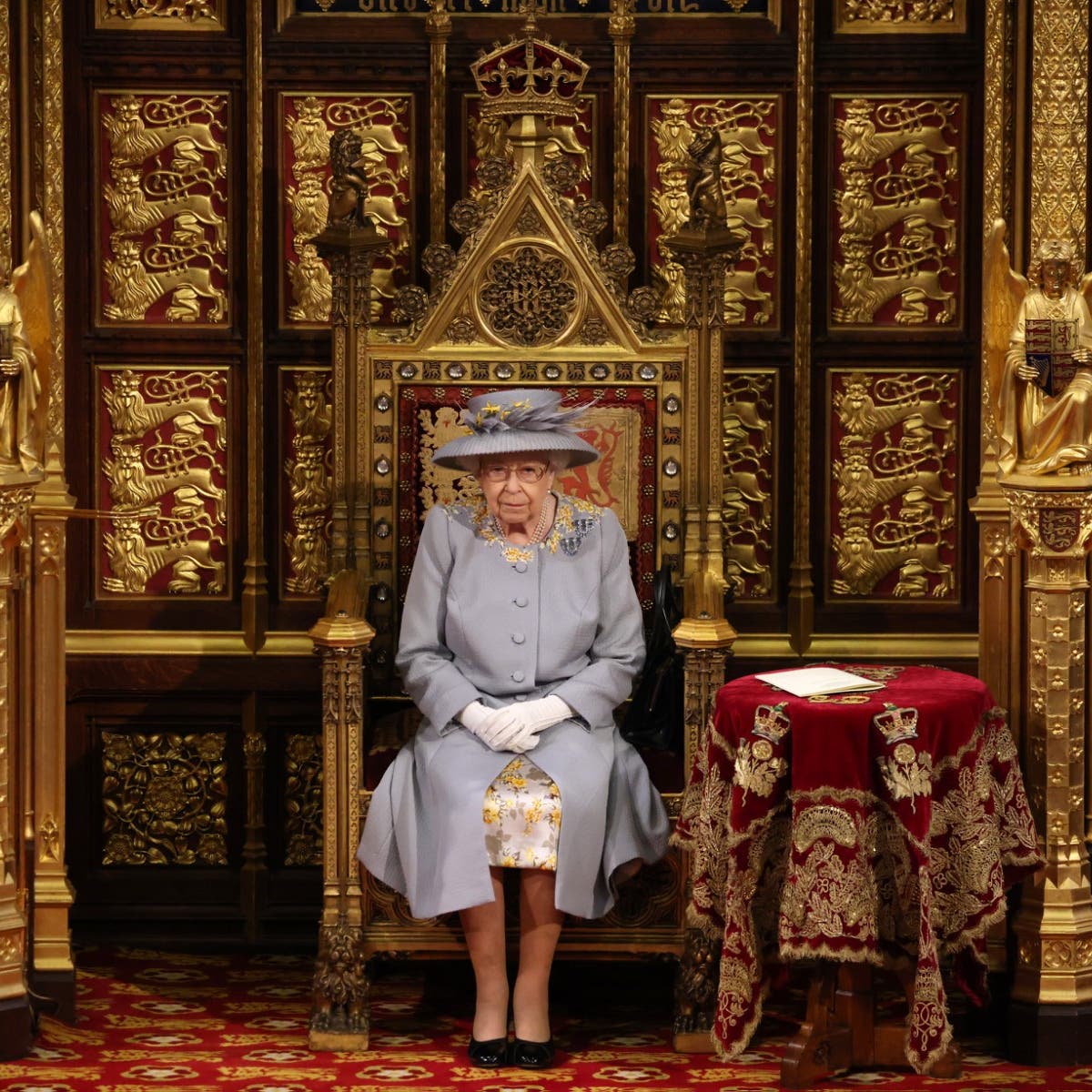 أليزابيث فوق كرسي العرش