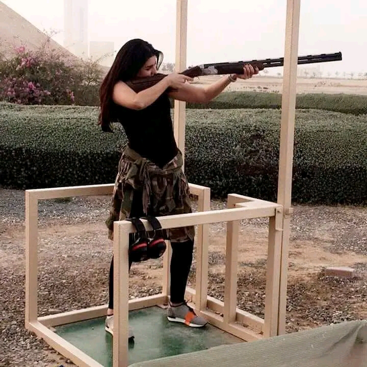 مريم سعيد تحمل بندقية