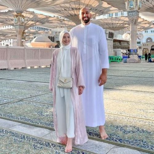 صورة أمية زين وزوجها بالمسجد النبوي أثناء أداء مناسك العمرة