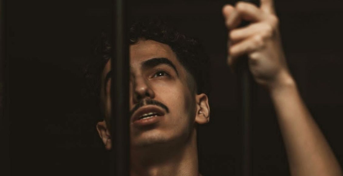 صورة لدايلر خلف قضبان السجن على خلفية سوداء.