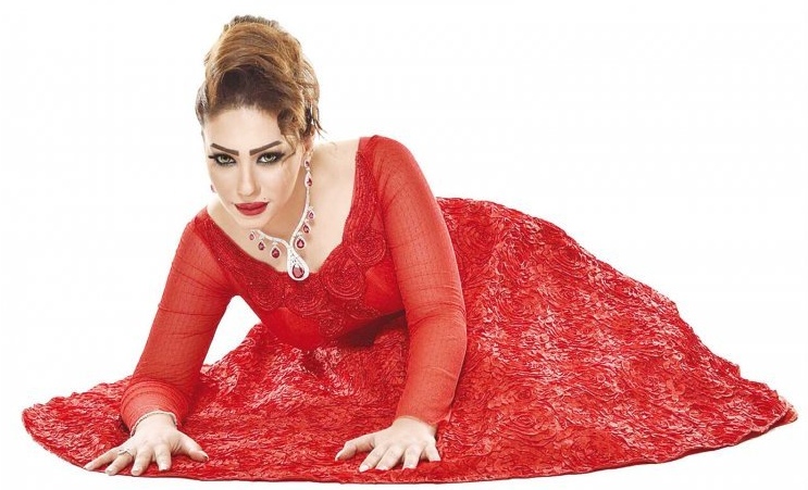 غدير صفر ترتدي فستان أحمر اللون ومستلقية بشكل وضعية الأسد 