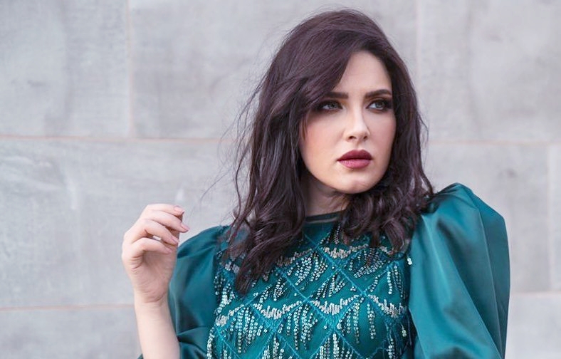 قصة شهرة هبة الدري ترتدي فستان أخضر ومكياج جميل خلفية الصورة لون فضي