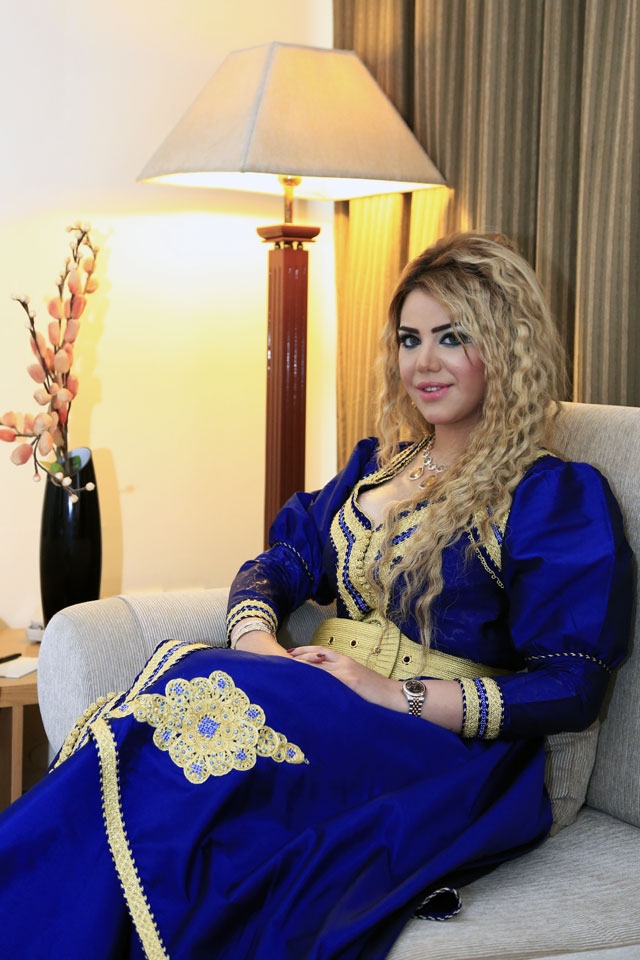 ظهورة مروى راتب في تركيا، مرتدية عباءة خليجية ذات اللون الأزرق ومطرز بالذهبي