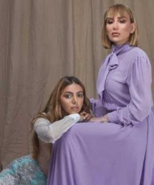 إطلالة لريهام سعيد باللون البنفسجي مع ابنتها في جلسة تصوير
