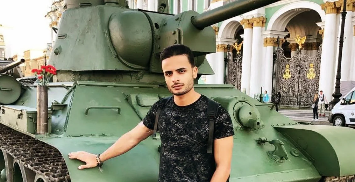 صورة لشادي في روسيا واقفا أمام دبابة قديمة في أحد المتاحف.