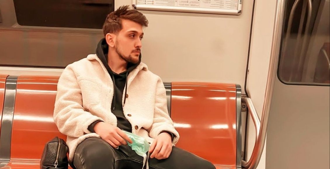 ديكراي جالسا على أحد المقاعد في قطار مترو.