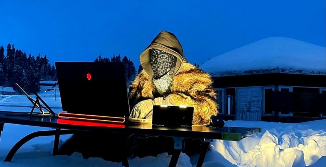 باري تيوب في منطقة مليئة بالثلج خلف شاشة حاسوبه.