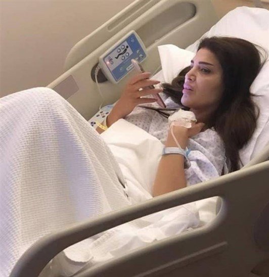 إصابة دينا حايك تظهر وهي مستلقية على سرير في المشفر