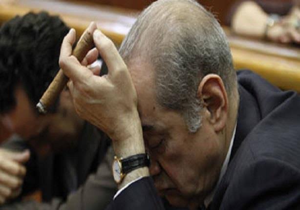فضيحة فريد الديب يظهر المحامي وهو يضع راسة على جبهته من داخل إحدى الجلسات 