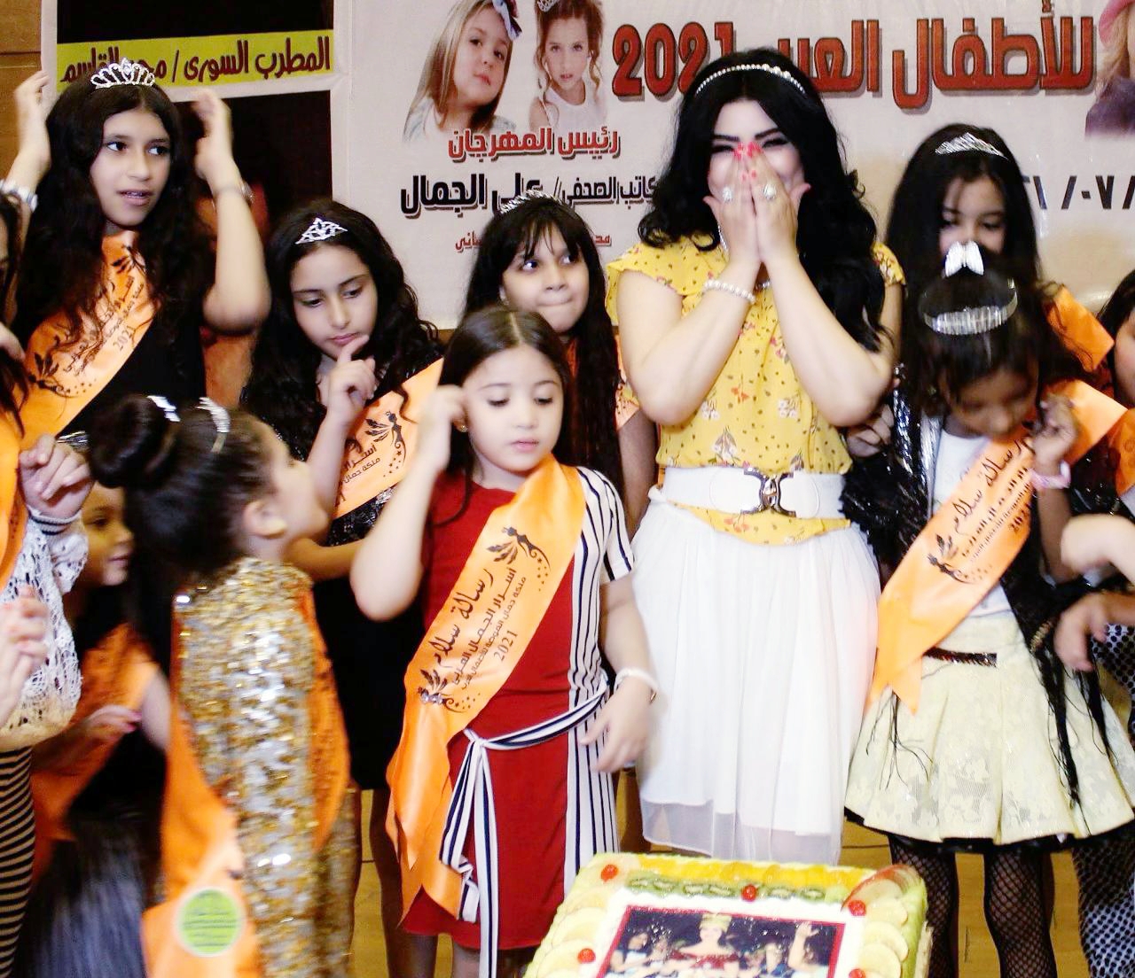 مروى المصرية في مهرجان الأطفال العرب للموضة وحولها مجموعة من الأطفال