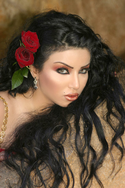 مروى المصرية مع وردتين في شعرها