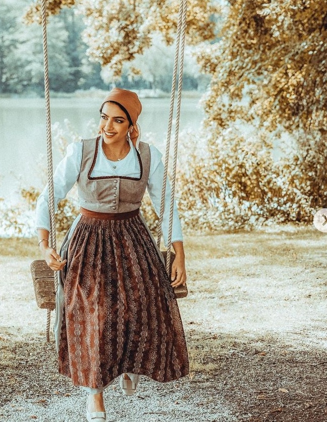 الناشطة نجلاء في النمسا ترتدي الدردنل الزي التقليدي النمساوي