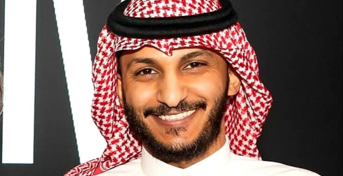 صالح اوبلز مرتديا جلابي وعقال سعودي.