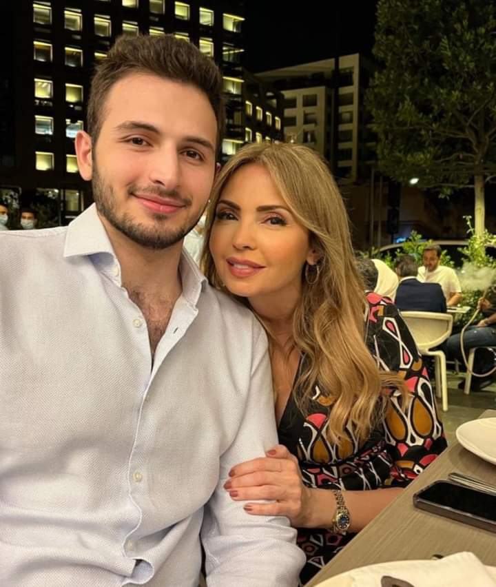 الاعلامية رولا صفا مع ابنها كريم في عيد ميلاده 25 