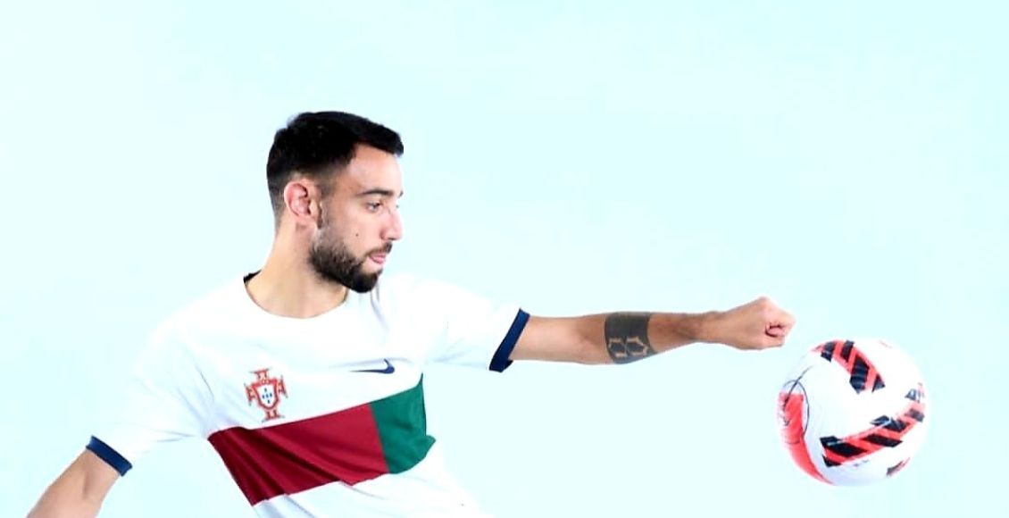 اللاعب برونو فيرنانديز مرتديا قميص البرتغال على خلفية بيضاء.