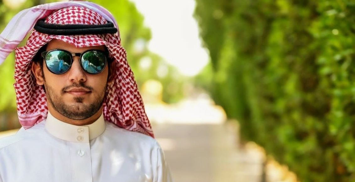نيرو قيمر55 مرتدياً جلابية ونظارة شمسية محتفلاً بالعيد في إحدى الحدائق.