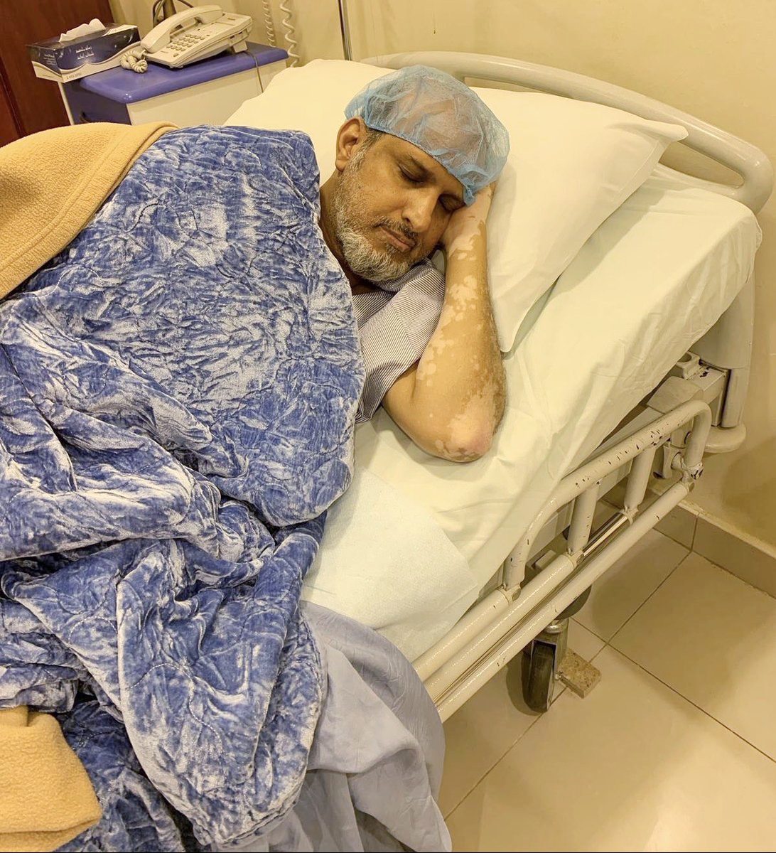 خالد العجيرب مستلقياً على سرير المشفى بعد القيام بعمل جراحي