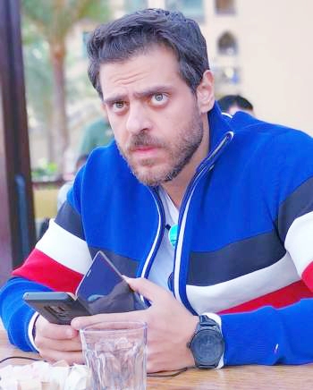 طارق صبري يحمل هاتفه