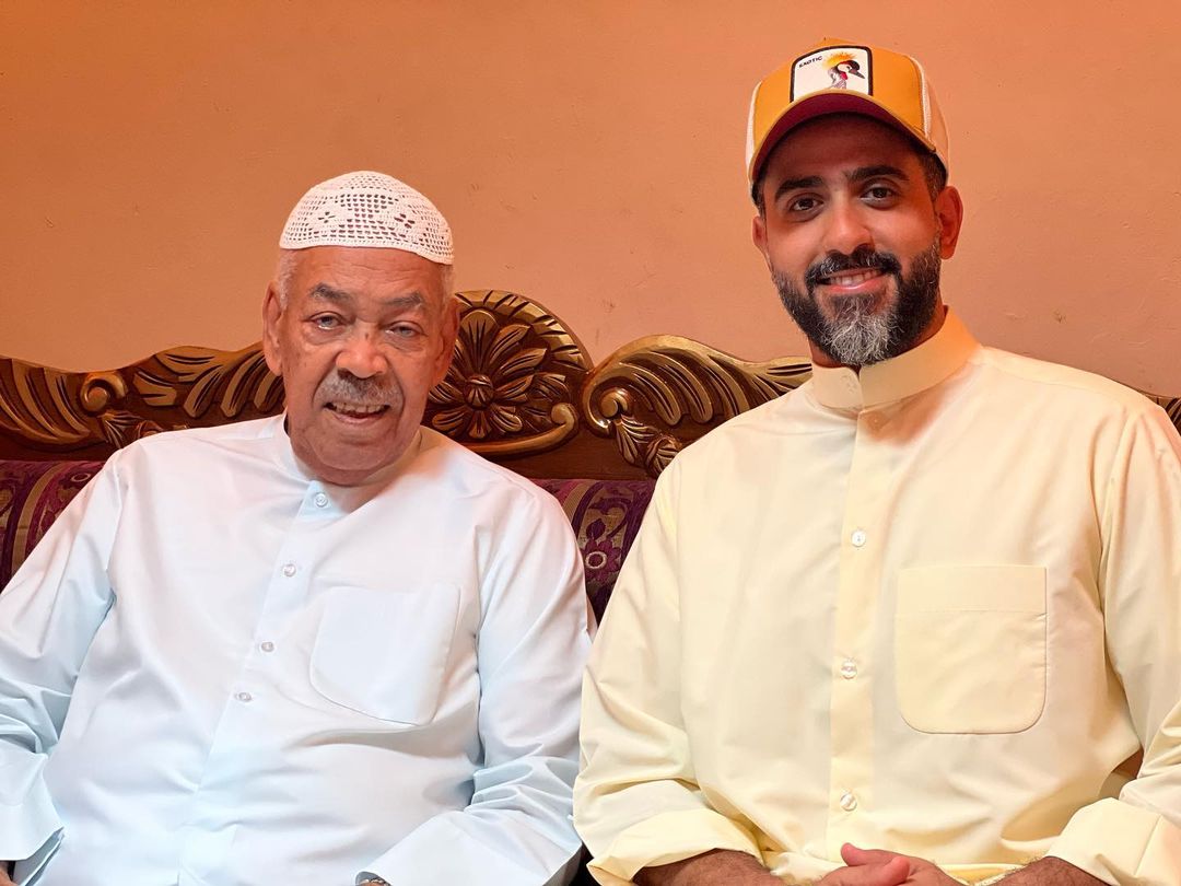 قصة نجاح محمد رمضان الكويتي، محمد رمضان مع الفنان سعد الفرج وبالزي الكويتي.