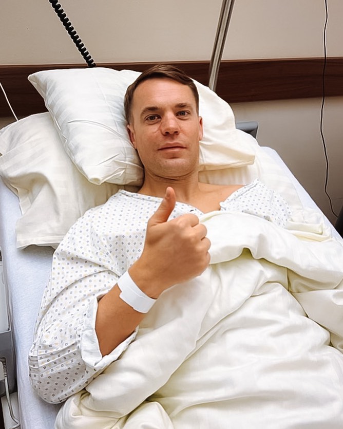 ظهور مانويل نوير يظهر وهو مستلقي على سرير في المشفى وحوله معدات طبية