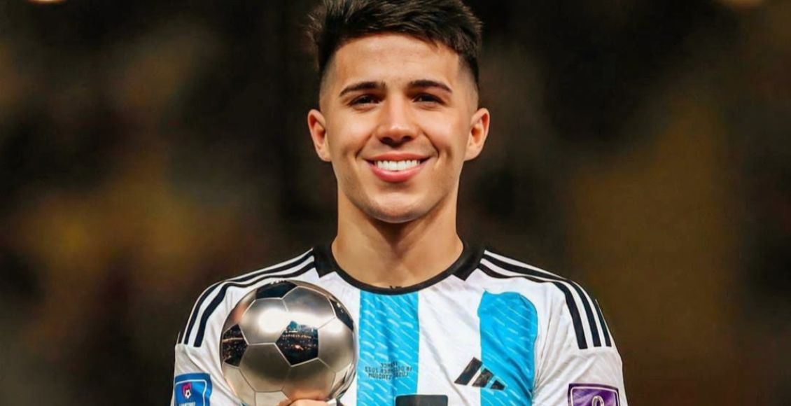 إنزو فرنانديز حاملا جائزة أفضل لاعب شاب لسنة 2022.