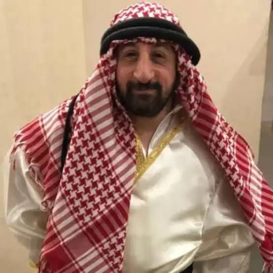 كوكسال بابا؛ يظهر وهو يرتدي الزي الإماراتي والعقال والعبائة