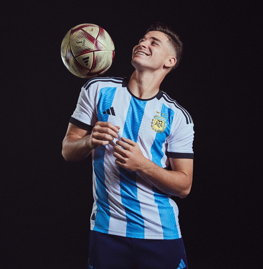 جوليان ألفاريز بقميص المنتخب الأرجنتيني