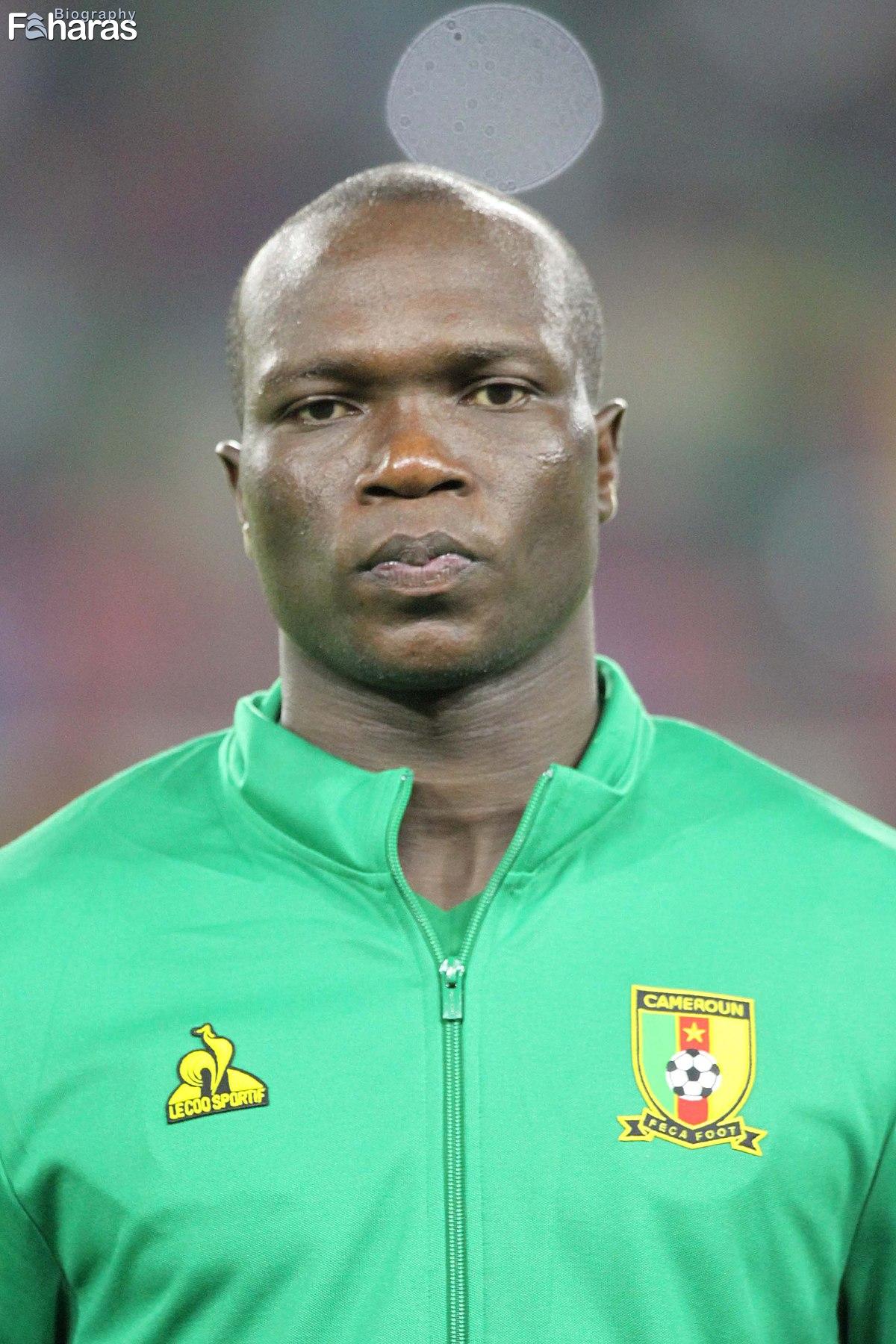 فينسنت أبو بكر بقميص المنتخب الكاميروني.