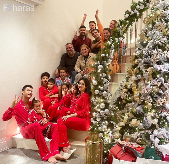 جورجينا رودريغيز وكريستيانو رونالدو مع عائلتهم في عيد الميلاد