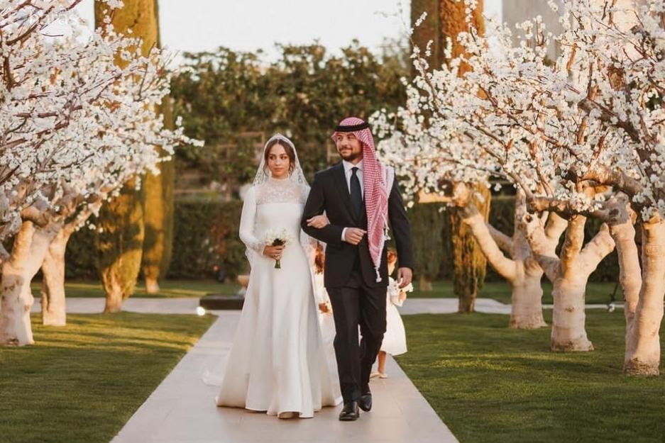 الأمير الحسين بن عبدالله الثاني مع شقيقته الأميرة إيمان في زفافها